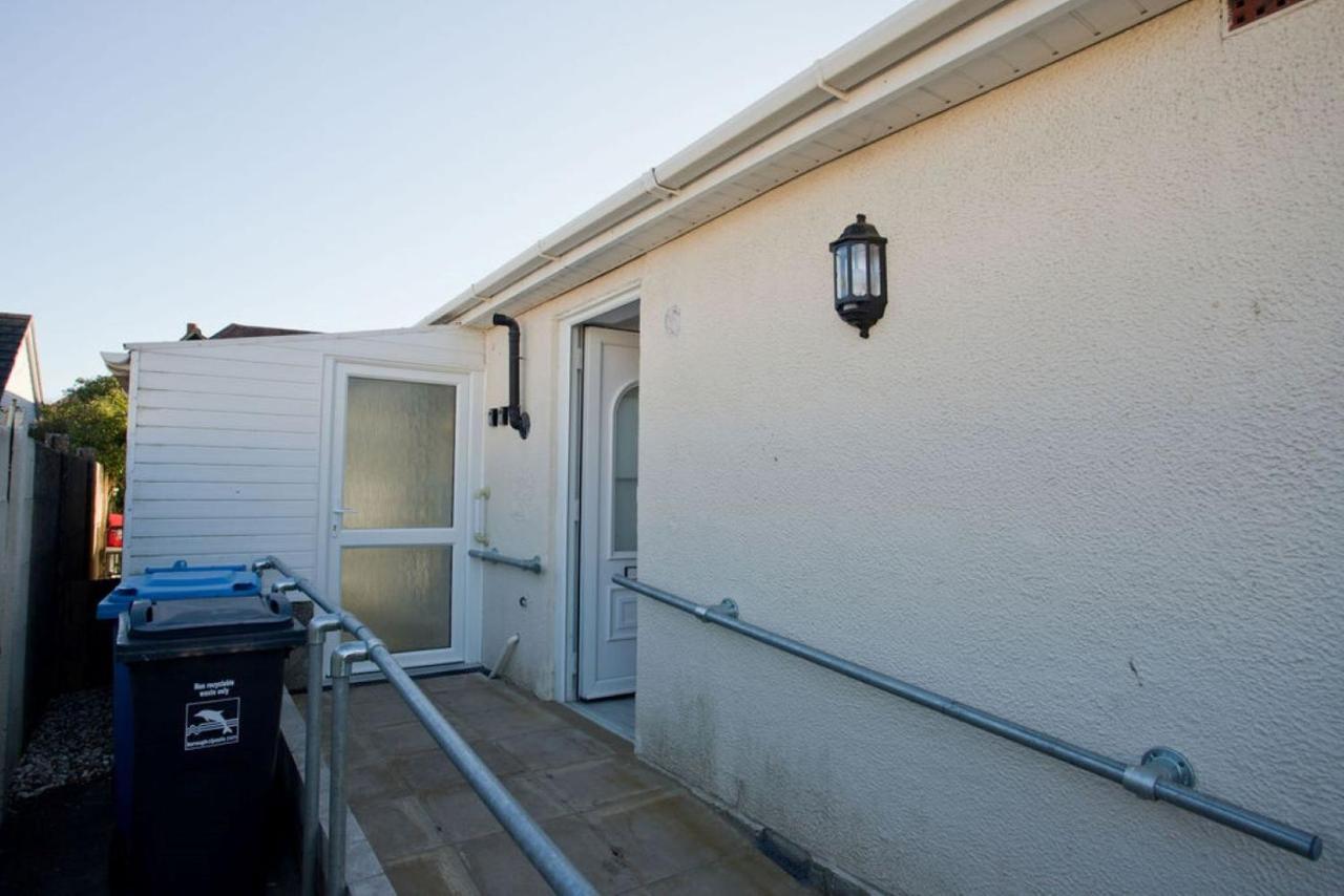 Hilda'S Retreat Accessible Wheel Chair Friendly With Hoist Poole Eksteriør bilde
