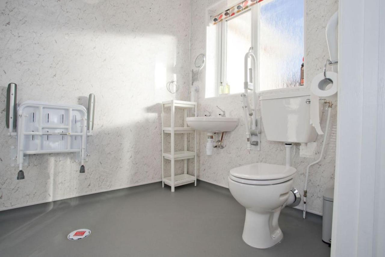 Hilda'S Retreat Accessible Wheel Chair Friendly With Hoist Poole Eksteriør bilde