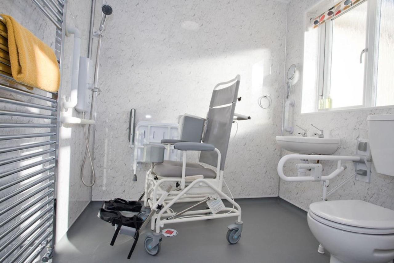 Hilda'S Retreat Accessible Wheel Chair Friendly With Hoist Poole Eksteriør bilde