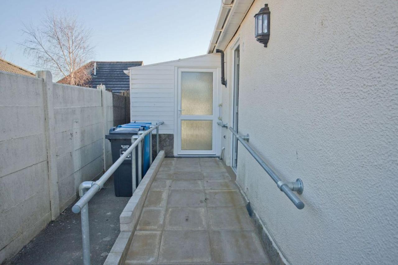 Hilda'S Retreat Accessible Wheel Chair Friendly With Hoist Poole Eksteriør bilde
